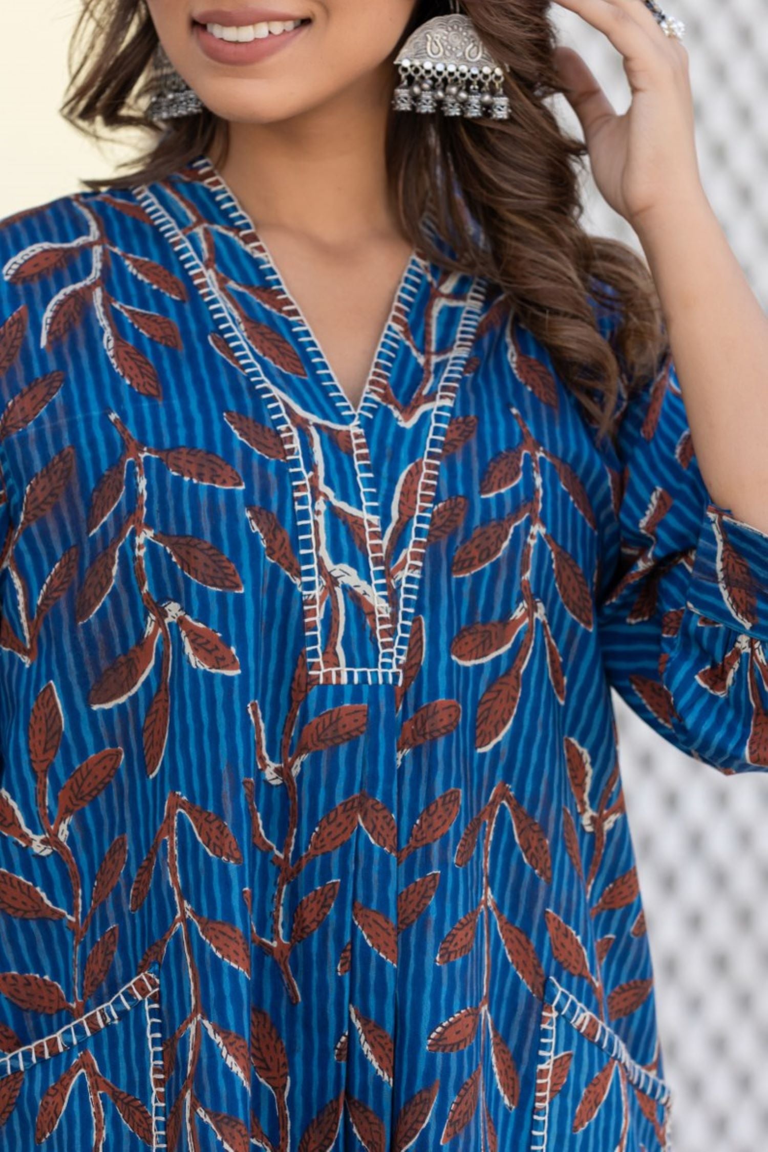 V NECK STRIPE LEAVES PRINTED