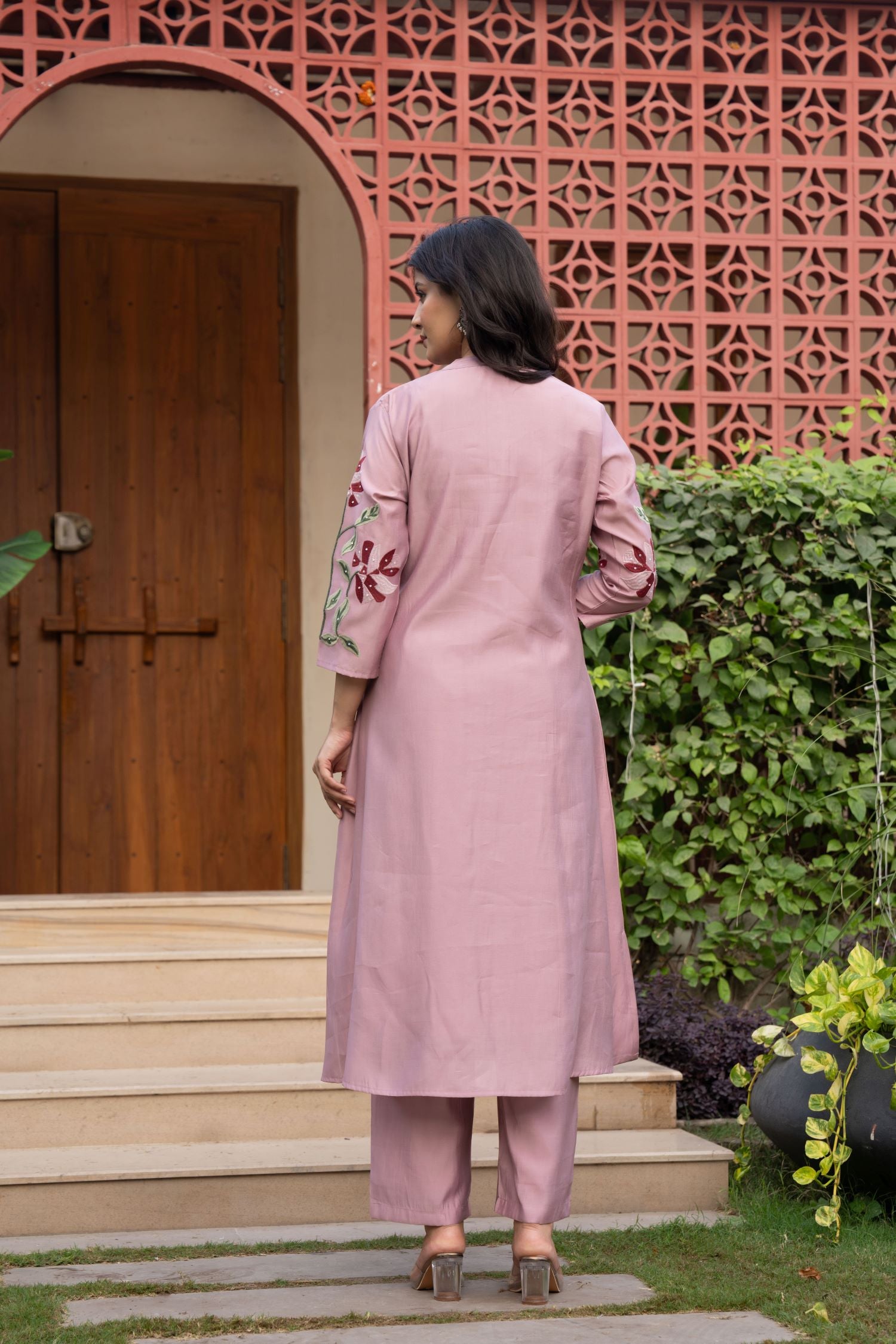 BLUSH PINK FLORAL EMBROIDERED MANDARIN COLLAR CO-ORD SET.