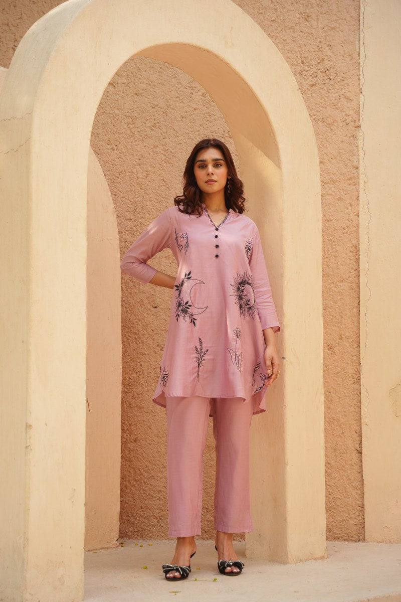 LILAC PINK ROMAN SILK STRAIGHT KURTA WITH MINIMALIST FLORAL WORK