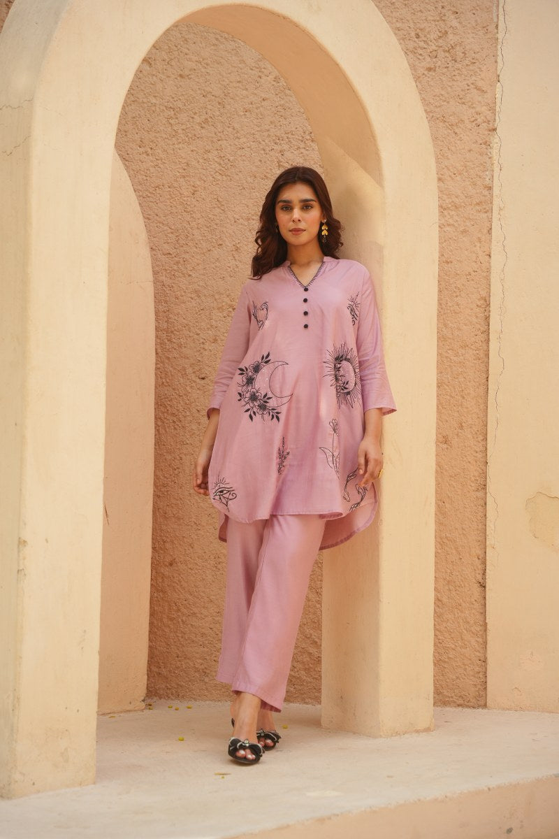 LILAC PINK ROMAN SILK STRAIGHT KURTA WITH MINIMALIST FLORAL WORK