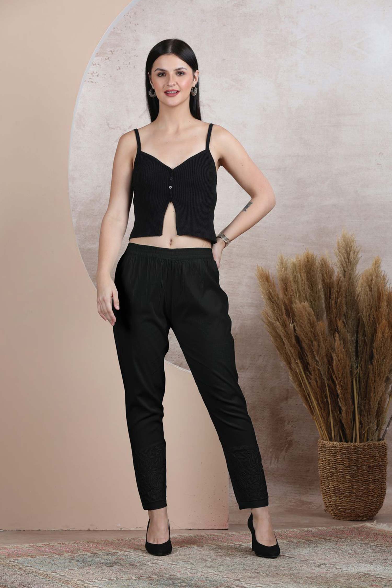 Black Lycra Leggings With Fine Lines 1 - Freyaa